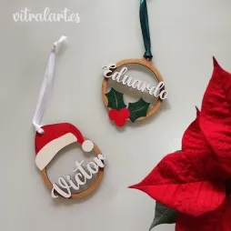 Bola de Navidad con Nombre en Relieve Muerdago y Gorro