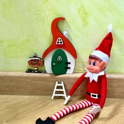 Encantadora Casita de Madera para Elfo Navideño