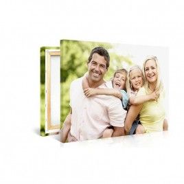 MIRAME Y DESCUBRE LO QUE ME HACE ÚNICO https://www.youtube.com/watch?v=qzr5W03IVa4&ab_channel=Vitralart-Cristaler%C3%ADa%2Cvinilos%2Clienzosym%C3%A1s UNA AUTÉNTICA OBRA DE ARTE Como dice el refrán, "para gustos hay colores", y por eso nosotros pensamos que hay lienzos para todos los gustos, y ¡más si se pueden personalizar con tus propias fotos!&nbsp; Tu lienzo estará compuesto por una tela de lienzo montada a mano en un bastidor de madera. Podrás elegir entre el Classic (de 1,8 cm de grosor) y el Lujo (3,9 cm), ambos disponibles en&nbsp;32 tamaños. La imagen se verá nítida y realzada gracias a la tela del lienzo, ¡y dará un toque profesional a tu decoración! Porque una foto convertida en lienzo puede ser una auténtica obra de arte, ¿o no?Formatos a medida según sus necesidades Además de ofrecerle un gran número de formatos predeterminados, tendrás la opción de pedir el tamaño exacto para su foto en metacrilato. Ponte en contacto con nosotros, somos fabricantes y podemos personalizar tus acabados y medidas para que tus fotos o diseños salgan perfectos. Las dimensiones personalizadas están disponibles igualmente en las impresiones en aluminio blanco o cepillado, forex, madera e incluso otros materiales que desees.